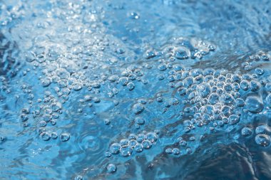 Su damlası ve kabarcık bokeh arka plan olarak