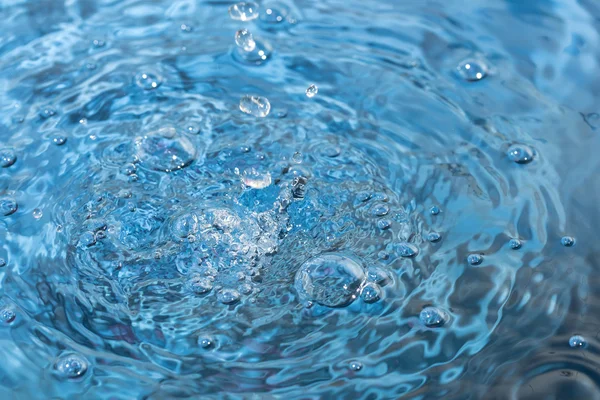 Su damlası ve kabarcık bokeh arka plan olarak