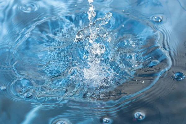 Su damlası ve kabarcık bokeh arka plan olarak