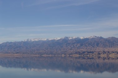 Kırgızistan'daki dağ gölü