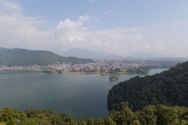 Pokhara Lakeside ve Fewa Tal görünümü