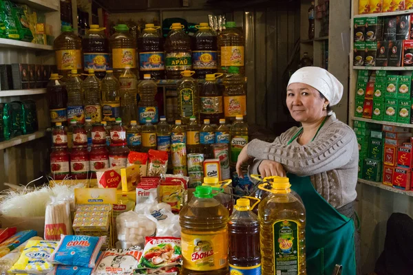 Yağ şişeleri satıcıda bazar Oş, Kırgızistan