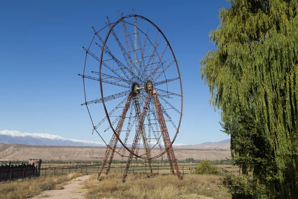 Vieja rueda de hurón abandonada —  Fotos de Stock