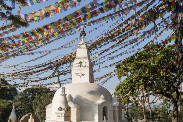 Μικρό Στούπα με σημαίες προσευχής στο ναό Swayambunath, Κατμαντού, Νεπάλ — Φωτογραφία Αρχείου