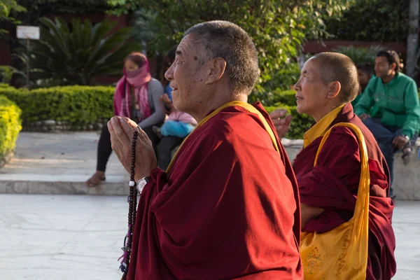 Dva mniši se modlí v chrámu v Káthmándú, Nepál — Stock fotografie