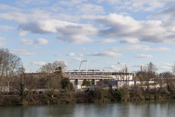 Fiume Garonne e stadio di calcio a Tolosa, Francia — Foto Stock