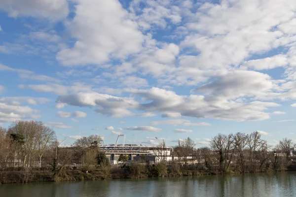 Fiume Garonne e stadio di calcio a Tolosa, Francia — Foto Stock