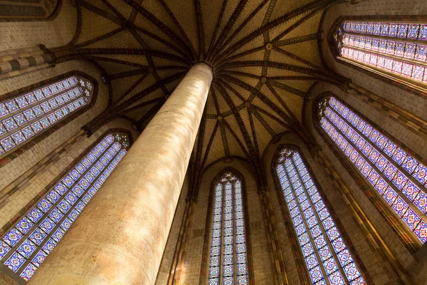 Säule und bunte Fenster im Augustinerkloster — Stockfoto