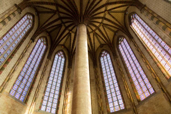 Säule und bunte Fenster im Augustinerkloster — Stockfoto