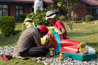 İşçiler yenileme Buda heykelleri, Lotus Stupa -: Lumbini, Nepal