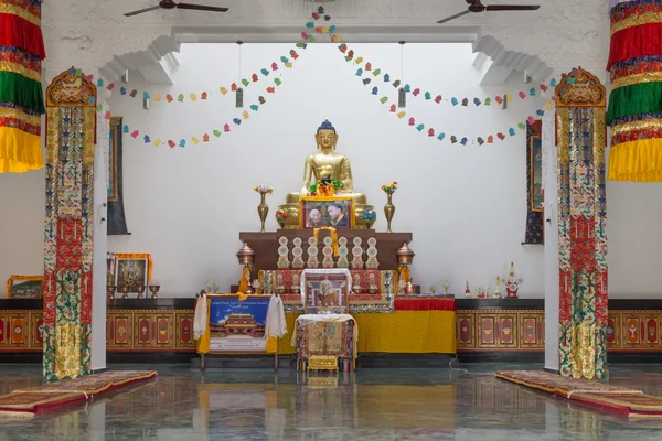 Άγαλμα του Βούδα στο εσωτερικό καναδική ναού σε Lumbini, Νεπάλ — Φωτογραφία Αρχείου