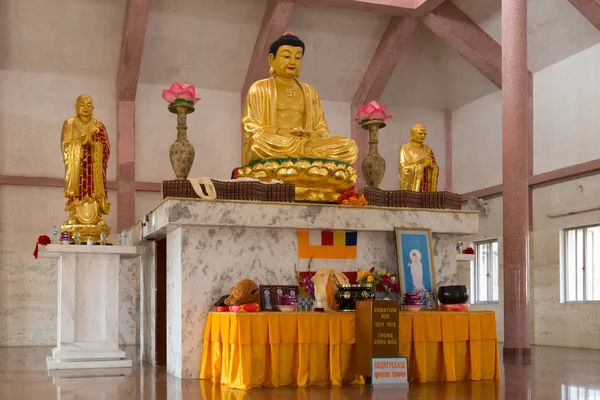 Αγάλματα του Βούδα στο εσωτερικό Γαλλικά ναός σε Lumbini, Νεπάλ — Φωτογραφία Αρχείου