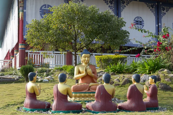 Buddha-Statuen an der Lotus Stupa - Lumbini, Nepal — Stockfoto