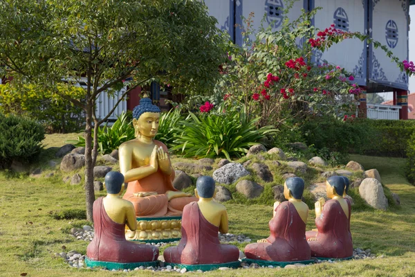 Buddha-Statuen an der Lotus Stupa - Lumbini, Nepal — Stockfoto