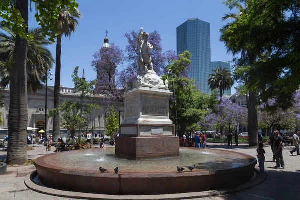 Fonte na praça principal de Santiago do Chile — Fotografia de Stock