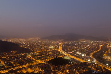 Lima görünümü Cerro San Cristobal üzerinden gece