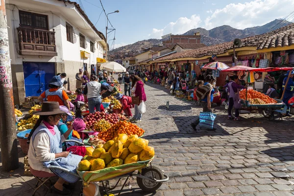Cusco, Peru steets pazarda meyve