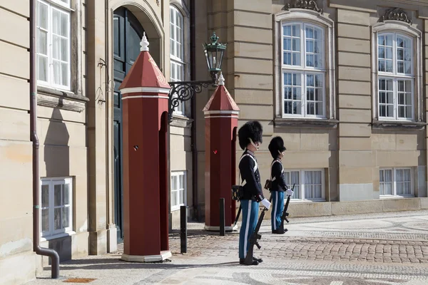 Stráže v Amalienborg palace v Kodani — Stock fotografie