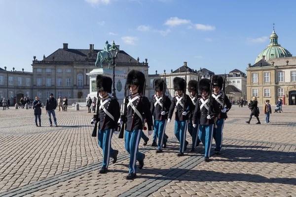 Koninklijke bewakers bij Amalienborg paleis in Kopenhagen, Denemarken — Stockfoto