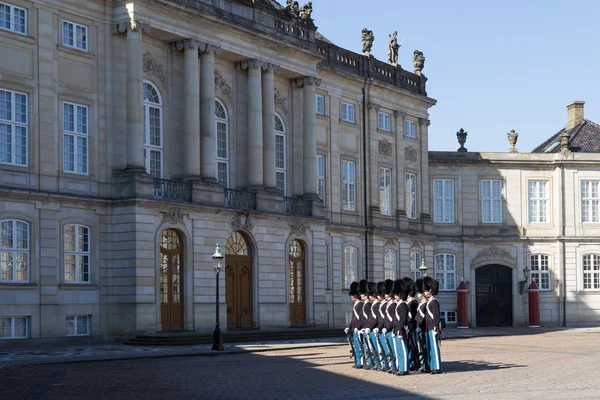 Högvakten på Amalienborg Palace i Köpenhamn, Danmark — Stockfoto