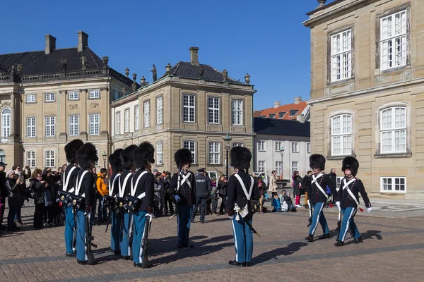 Guardie Reali a Palazzo Amalienborg a Copenaghen, Danimarca — Foto Stock