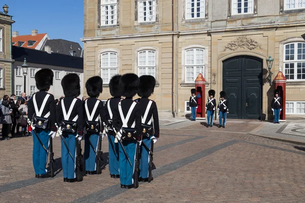 Koninklijke bewakers bij Amalienborg paleis in Kopenhagen, Denemarken — Stockfoto