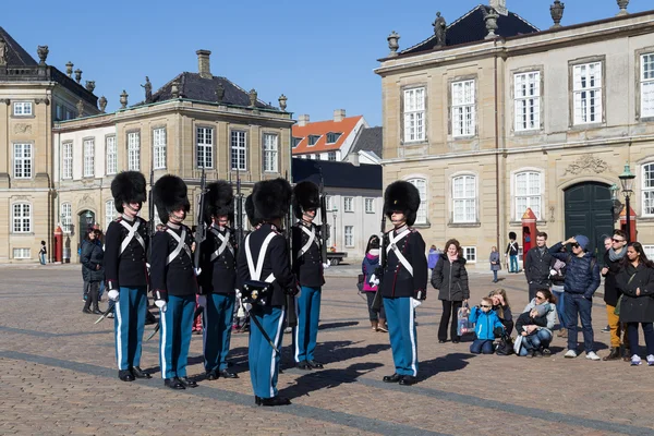 Guardie Reali a Palazzo Amalienborg a Copenaghen, Danimarca — Foto Stock