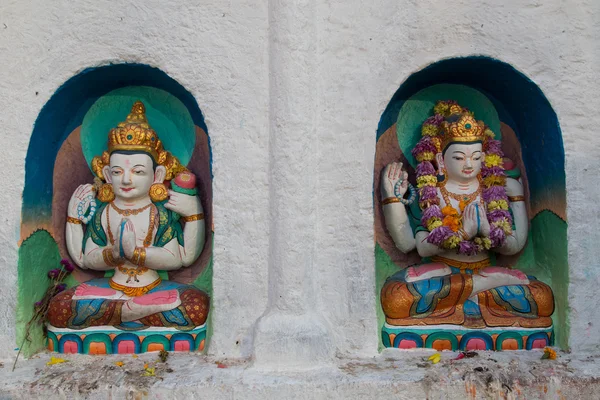 Kleine bunte buddhistische Statuen an der Boudhanath Stupa — Stockfoto