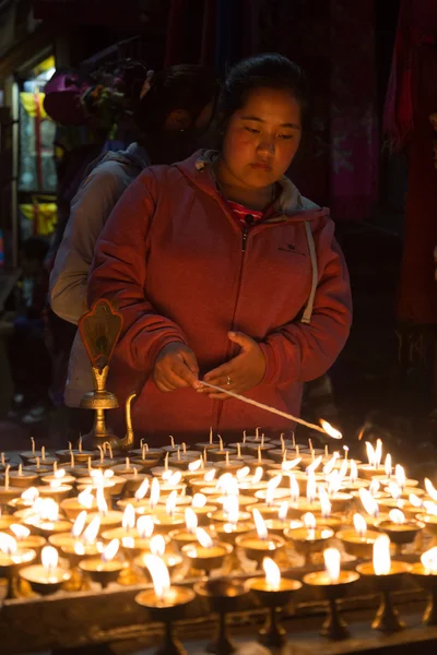 Προσκυνητές άναμμα κεριών σε Στούπα Μποντνάθ — Φωτογραφία Αρχείου