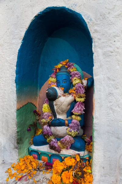 Μικρό πολύχρωμο βουδιστικά αγάλματα σε Στούπα Μποντνάθ — Φωτογραφία Αρχείου