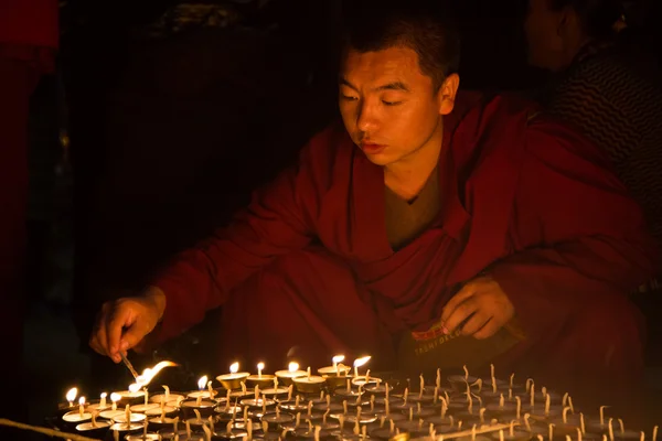 Pelgrims verlichting van kaarsen op Bouddhanath stupa — Stockfoto