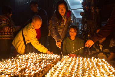 Hacılar Boudhanath stupa, mumlar aydınlatma