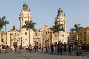 Polis Merkezi kare katedral, Lima, Peru önünde koruyor