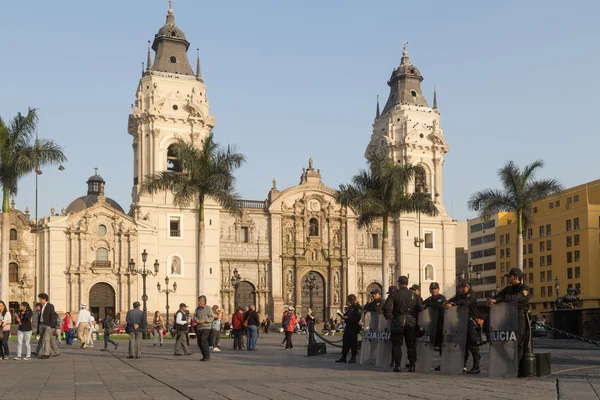 ペルー、リマ大聖堂の正面中央の広場を警備している警官 — ストック写真
