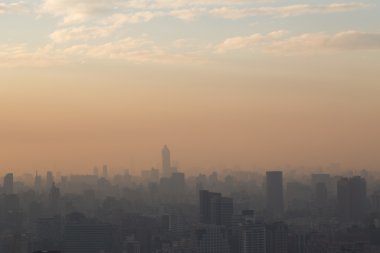 Taipei manzarası içinde smog günbatımı sırasında sular altında