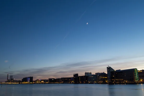 Linha do horizonte e porto de Copenhague à noite — Fotografia de Stock