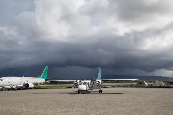 Litet plan på Honiara flygplats, Salomonöarna — Stockfoto