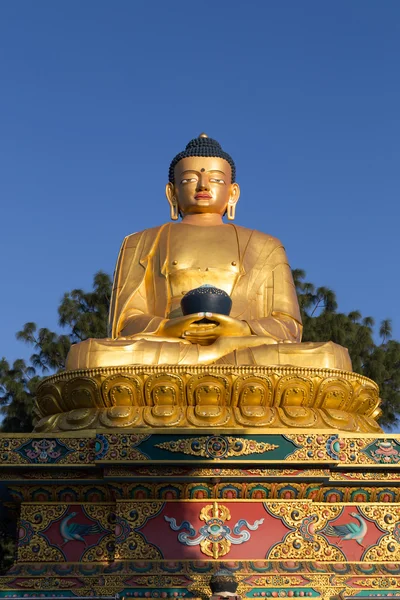 Estátua de ouro em Amideva Buddha Park, Kathmandu — Fotografia de Stock