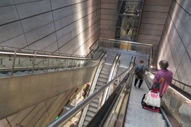 Copenhagen metro istasyonu, yürüyen merdiven kullanan kişiler
