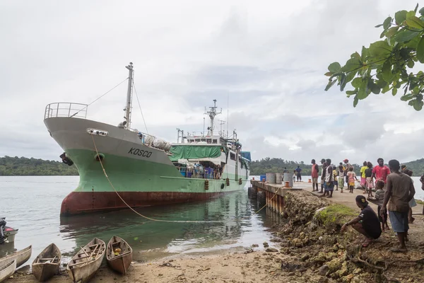 Navire ancré au port de Seghe, Îles Salomon — Photo
