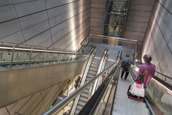 Estação de metro de Copenhaga, pessoas usando escada rolante — Fotografia de Stock