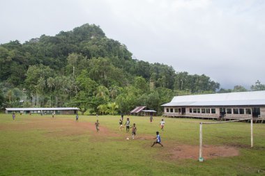 Köy çocuklar oynarken futbol, Solomon Adaları