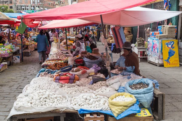 Mulher de mercado vendendo vegetais em La Paz, Bolívia — Fotografia de Stock