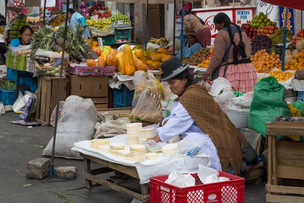 Vrouw van de markt voor de verkoop van kaas in La Paz, Bolivia — Stockfoto