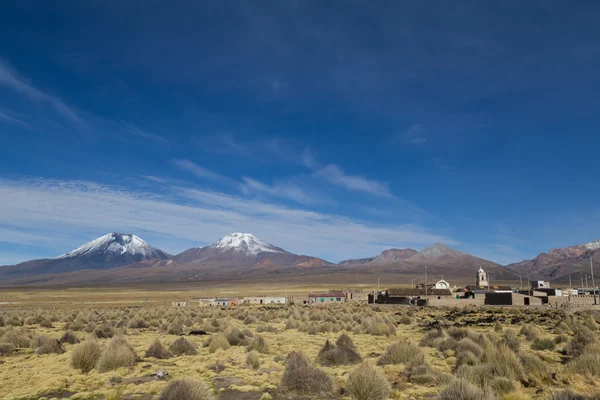Sajama villaggio e vulcano paesaggio, Bolivia — Foto Stock
