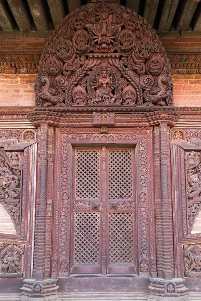 Porte en bois sculpté au temple de Bhaktapur — Photo