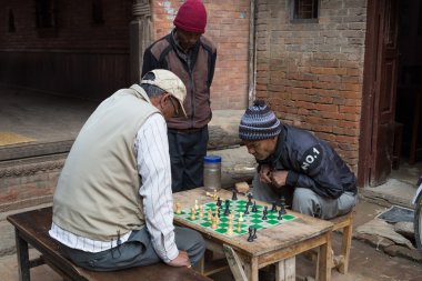 Yaşlı erkekler Bhaktapur, Nepal'de satranç