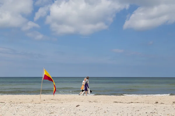 Gente caminando en la playa de Tisvilde, Dinamarca — Foto de Stock