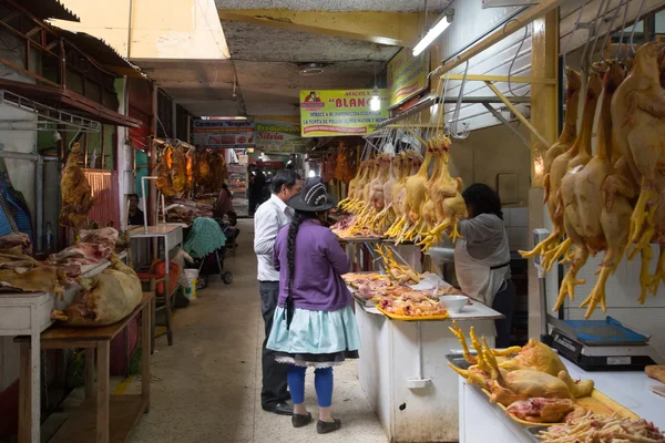 Huaraz, 페루에 현지 시장에서 정육점 스 톨 — 스톡 사진