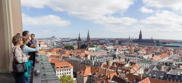 Osoby oferujące panoramiczne widoki Copenhagen — Zdjęcie stockowe